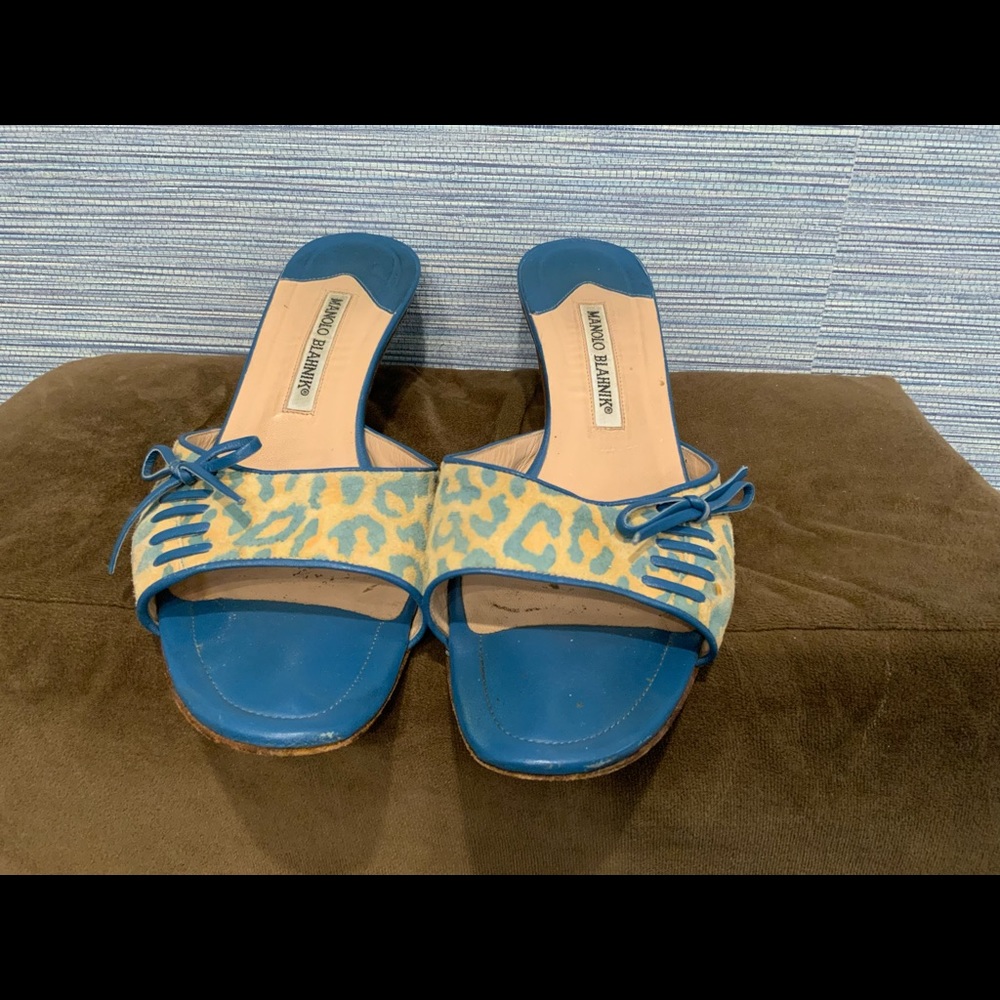 Manolo Blahnik kitten heels gorgeous blue and cream suede